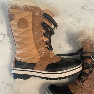 Sorel Girls’ Tofino II faux fur lined waterproof boot size 2